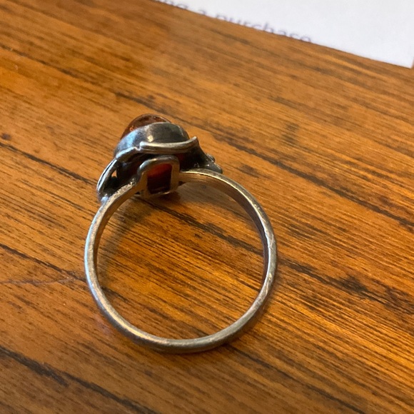 Elegant Silver and Amber Women's Ring - Picture 4 of 5
